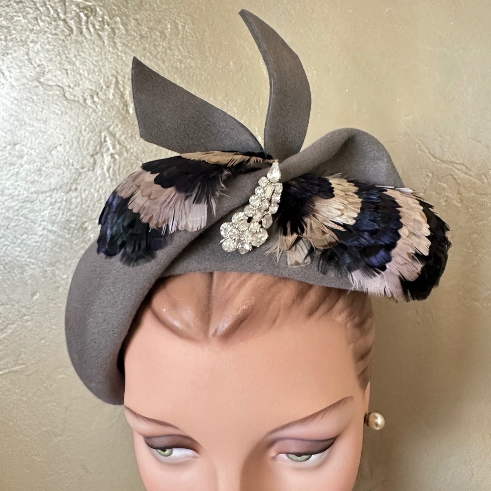 OPULENT 1950s' GRAY FELT COCKTAIL HAT + RHINESTONE BROOCH + IRIDESCENT FEATHERS - Picture 2 of 11